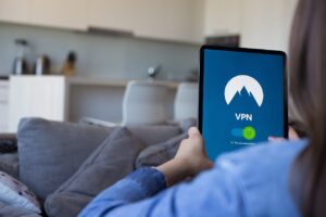 Lire la suite à propos de l’article Comment les VPN Protègent Votre Vie Privée en Ligne